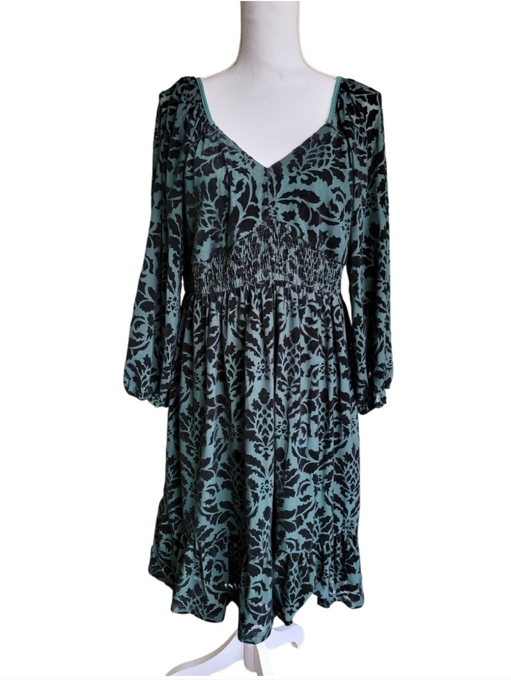 Suzanne Betro Emerald Green and Black Velvet V-Neck Long Sleeve Midi Dress